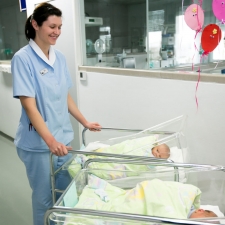 porodnisnica_20_let_poroda_v_vodi_-_valter_leban-2306