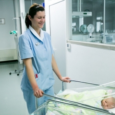 porodnisnica_20_let_poroda_v_vodi_-_valter_leban-2312