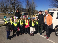 Vzgojiteljica s svojo skupino otrok Sara (skrajno desno)