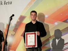 ona_ali_on__2011_v_l-2483