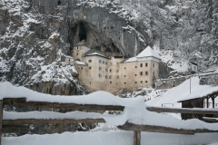 Predjamski grad v snegu
