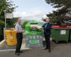 Direktor Komunale Cerknica in direktor ZEOS pri simbolični oddaji e-odpadkov v ulični zbiralnik